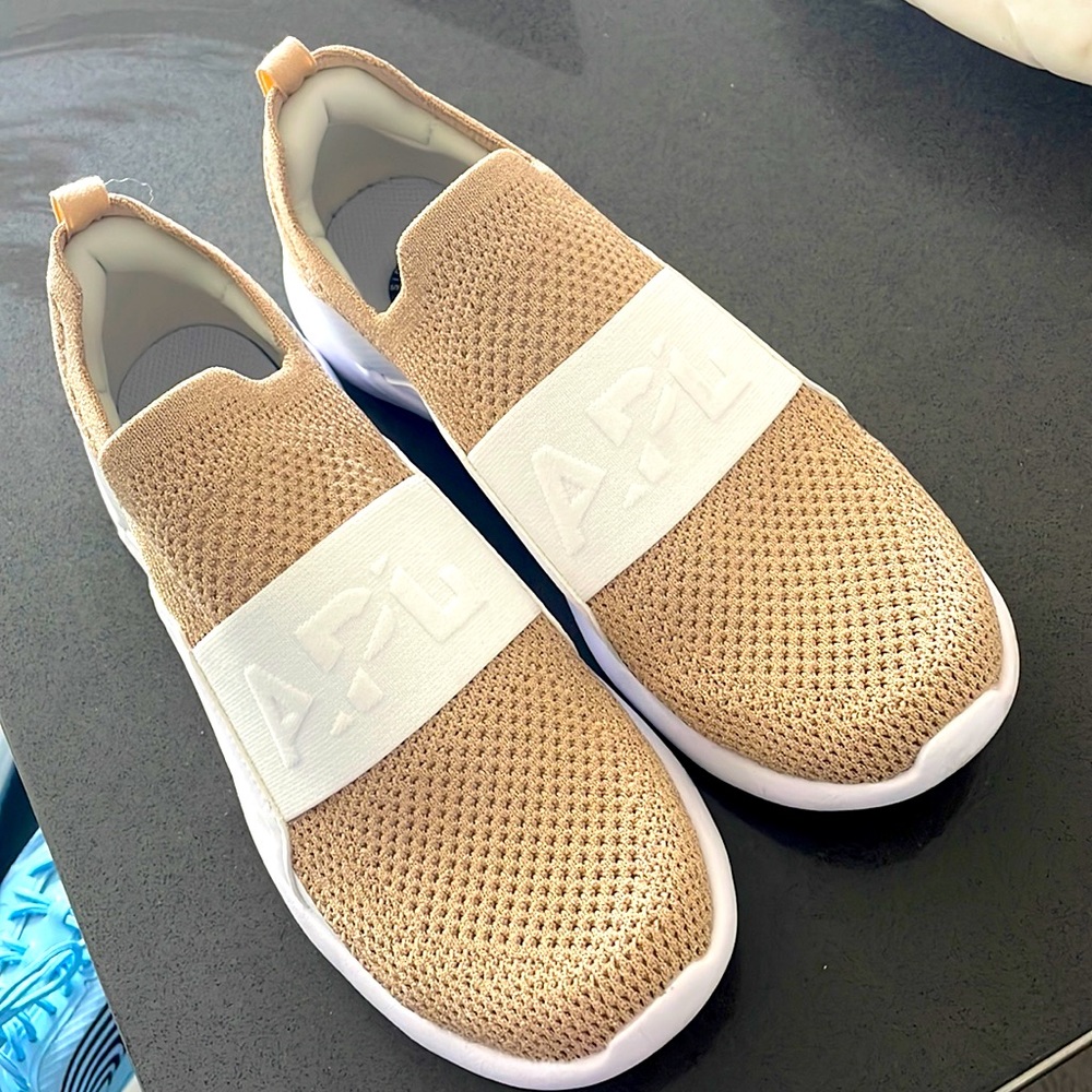 Apl techloom bliss knit running shoe